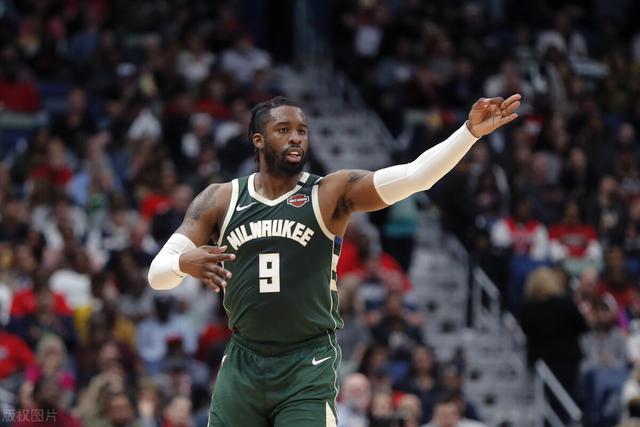 杨鸣愤怒冲进场内大骂裁判 连吃两T被驱逐出场